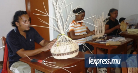 Des artisans seychellois à l’œuvre. Un «Buyers-Sellers Meeting» aura lieu dans l’archipel.