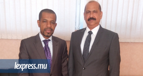 Mohamed Mfoihaya en compagnie de Lockhdev Hoolash, responsable de National Security Service de Maurice