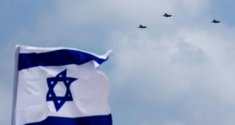 Des chasseurs furtifs F-35 récemment livrés à Israël par les Etats-Unis font leur première sortie lors de la parade annuelle pour la fête de l'Indépendance, le 2 mai 2017 à Tel-Aviv.