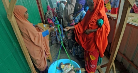 Des Somaliennes pèsent leurs enfants souffrant de malnutrition dans un centre médical près de Mogadiscio, le 11 avril 2017 .