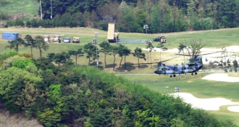 L'installation d'un bouclier antimissiles américain Thaad (c) sur un ancien terrain de golf, le 26 avril 2017 à Seongju, en Corée du Sud .