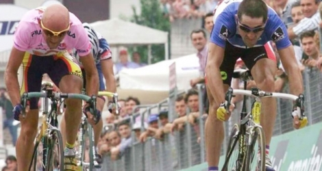 Sprint entre l'Italien Marco Pantani et le Français Laurent Jalabert, lors de la 16e étape Tour d'Italie, le 31 mai 1999 à Lumezzane en Lombardie.