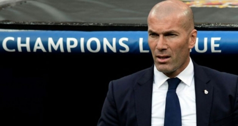 Zinédine Zidane suit le match de son équipe, le Real Madrid, contre l'Atlético en Ligue des champions à Bernabeu, le 2 mai 2017.