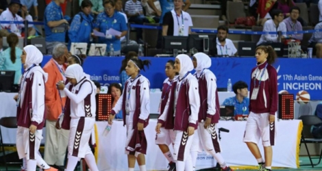 Les basketteuses du Qatar quittent le parquet avant le match contre la Mongolie suite à l'interdiction de porter le voile aux Jeux Asiatiques, le 24 septembre 2014 à Incheon (Corée du Sud) .