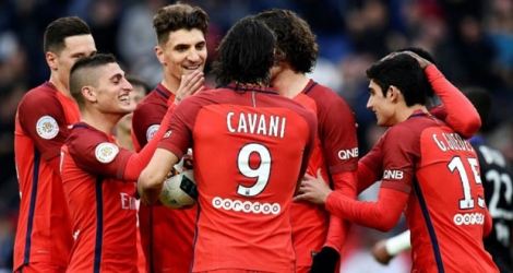 Les joueurs du PSG se congratulent après un but d'Edinson Cavani face à Bastia, le 6 mai 2017 au Parc des Princes.