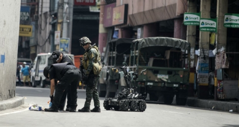 Les policiers menaient des recherches sur les lieux, dans le quartier Quiapo de Manille, quand une seconde explosion s'est produite.