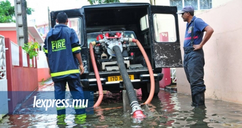 Plusieurs pompiers ont été sollicités dans diverses régions de l’île pendant le week-end pour pomper l’eau dans des maisons.