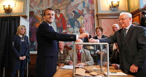 Emmanuel Macron au bureau de vote du Touquet, en France, dimanche 7 mai.