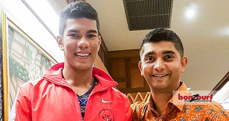 Dinesh en compagnie de son père Aveenash, actuel entraîneur national d’’Indonésie