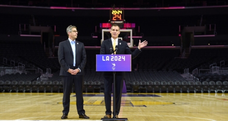 La conférence de presse du maire de Los Angeles, Eric Garcetti, sur le parquet des Lakers.