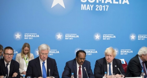 Le ministre britannique de la Défense Michael Fallon (2e g), le président somalien Mohamed Abdullahi Mohamed (c) et le ministre britannique des Affaires étrangères Boris Johnson (2e d) lors de la conférence internationale sur la Somalie, le 11 mai 2017 à Londres .
