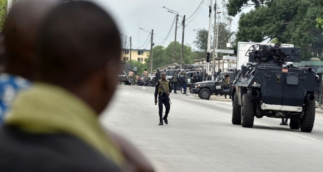 Des militaires en patrouille autour du quartier général des forces armées ivoiriennes dans le centre d'Abidjan le 12 mai 2017 .