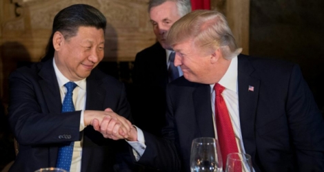 Le président américain Donald Trump (d) et son homologue chinois Xi Jinping, le 7 avril 2017 à West Palm Beach en Floride .