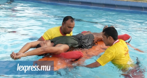 Les participants évacuant une personne en détresse lors d’une simulation à la SMF à Vacoas, vendredi 12 mai.