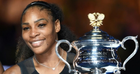 Serena Williams exhibe son trophée à l'issue de sa victoire dans l'Open d'Australie à Melbourne, le 28 janvier 2017 .
