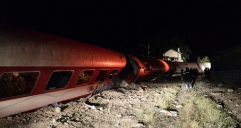 Sur le site d'un accident de train, le 14 mai 2017 près de Thessalonique en Grèce