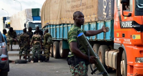 Des soldats mutins contrôlent des véhiculent à Bouaké le 14 mai 2017.