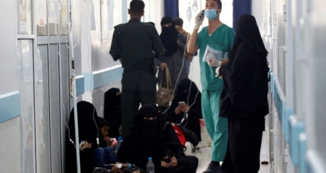 Des yéménites suspectés d'être infectés par le choléra reçoivent un traitement à l'hôpital de Sanaa le 12 mai 2017