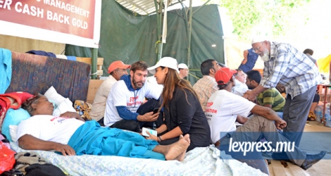 Adeela Rawat au chevet des grévistes de la faim du Super Cash Back Gold, hier.  La foule a défendu sa famille contre le gouvernement…