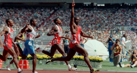 Avant d'être disqualifié pour dopage, Ben Johnson remporte le 100 m des JO de Seoul en un temps de record, le 24 septembre 1988 devant Carl Lewis.