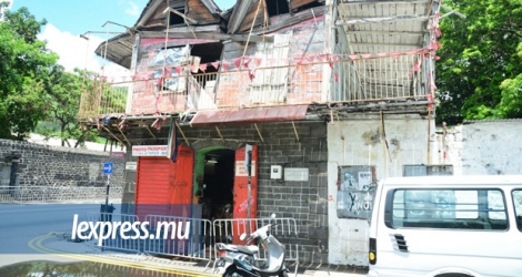 Le quartier général des rouges se trouvant au Square Guy Rozemont sera bientôt démoli. [© Beekash Roopun]