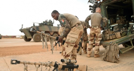 Un soldat français déployé à Gao au Mali, avant une visite du président Macron aux forces armées, le 19 mai 2017 .