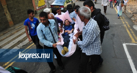Un des grévistes transporté d’urgence à l’hôpital Jeetoo hier.