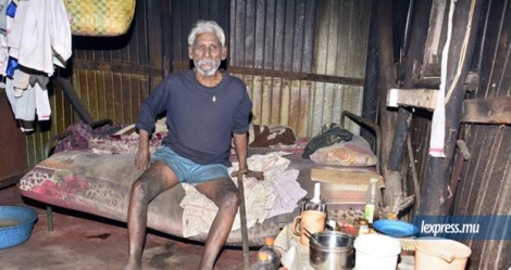 Somaroo Noyan, 85 ans, vit dans une misère extrême et ne peut se déplacer car les bus n’ont pas accès au village.