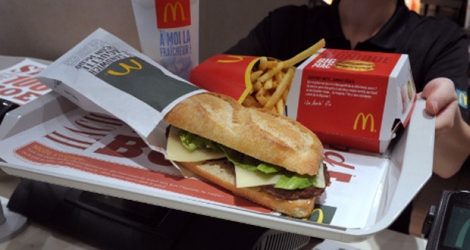 Dans un rapport publié mardi, Zero Waste pointe la «responsabilité» de McDonald's France.