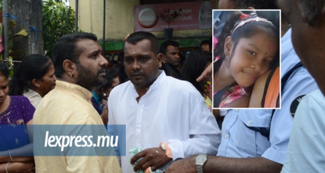 Accompagné d’enquêteurs, Vishal Jhurreea a assisté aux funérailles de sa petite Sheshvee le lundi 22 mai 2017.