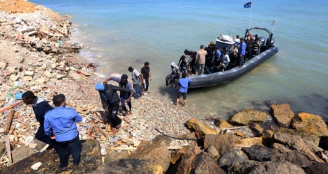 200 personnes sont tombées à l'eau et 20 cadavres, parmi eux des enfants, sont à déplorer.