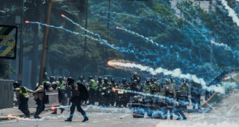 Heurts entre forces de police et manifestants à Caracas, le 24 mai 2017 au Venezuela 
