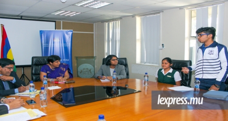 La ministre de l'Éducation, Leela Devi Dookun-Luchoomun (à g.), avait rencontré les représentants des collégiens  à la MITD House le 13 septembre dernier, en présence de la directrice du MES, Brenda Thanacoody.