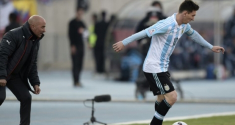 Jorge Sampaoli, alors sélectionneur du Chili, lors d'un match de Copa America face à l'Argentine de Messi, le 4 juillet 2015 à Santiago.