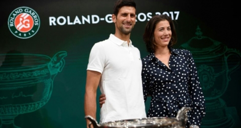 Le Serbe Novak Djokovic et l'Espagnole Garbine Muguruza pose lors du tirage au sort de Roland-Garros, le 26 mai 2017 