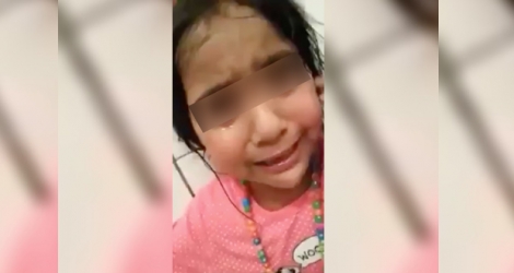 Capture d’écran de la vidéo montrant la fillette maltraitée par sa mère.