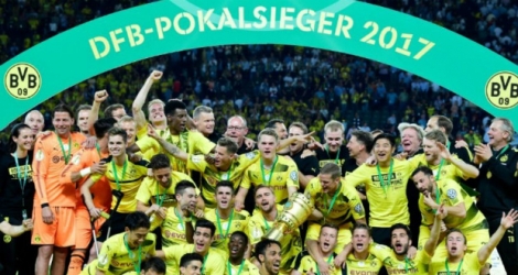 Les joueurs de Dortmund fêtent leur victoire en finale de la Coupe d'Allemagne, le 27 mai 2017 à Berlin
