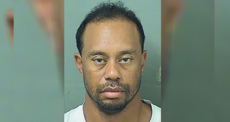 La photo d'identité judiciaire montre un Tiger Woods fatigué et mal rasé.