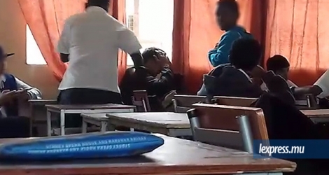 Capture d’écran de la vidéo montrant deux élèves tabassant un autre camarade de classe dans un collège d’État.