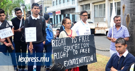 Parents, élèves et syndicalistes dans les rues de Port-Louis en septembre dernier, lors de la manifestation contre le paiement des examens.