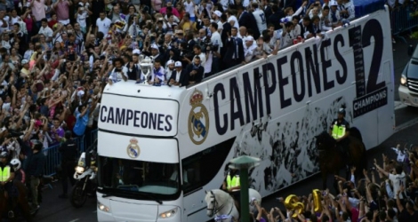 Le bus à impérial des champions d'Europe du Real Madrid applaudi par la foule sur la Plaza Cibeles