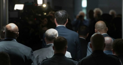 James Comey marche vers la salle où il va être entendu au Sénat à Washington