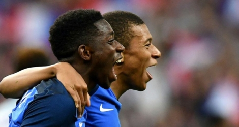 Les attaquants français Ousmane Dembelé et Kylian MBappé après un but contre l'Angleterre, en amical au Stade de France le 13 juin 2017 .