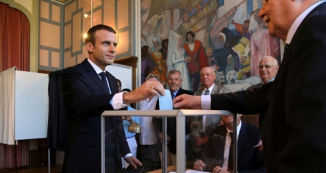 Le président Emmanuel Macron vote au Touquet le 18 juin 2017 
