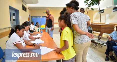 A  l’hôpital Jeetoo où Jacqueline Desvaux, une des nouvelles victimes de la grippe H1N1, était admise, peu de Mauriciens sont venus se faire vacciner.