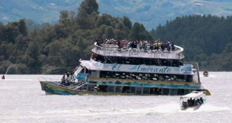 Le bateau l'Almirante chavire avec 170 passagers à bord le 25 juin à Guatape, en Colombie.