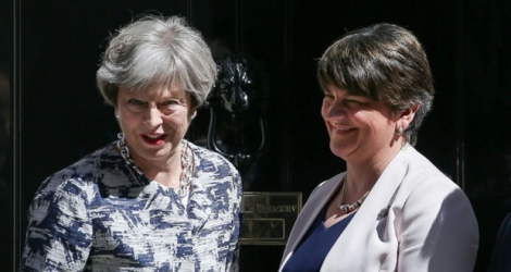 La Première ministre britannique Theresa May pose avec la cheffe du DUP nord-irlandais Arlene Foster devant le 10 Downing Street à Londres, le 26 juin. 