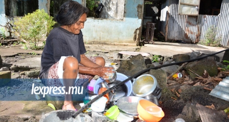 Ils sont une trentaine de familles à vivre dans des maisonnettes en tôle. Tout en s’adonnant à leurs tâches habituelles, les femmes espèrent recevoir de l’aide pour sortir de la pauvreté.