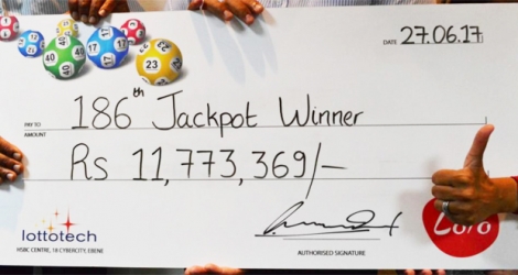 Les gagnants du jackpot de Rs 11 773 369 ont récupéré leur chèque le mardi 27 juin 2017 au siège de Lottotech à Ébène.
