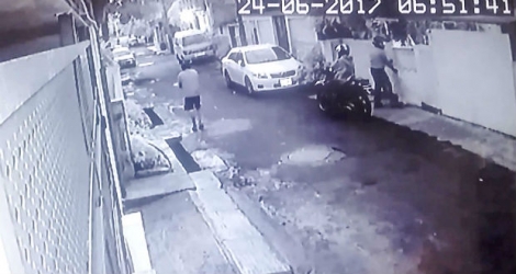 Capture d’écran d’une vidéo montrant deux suspects s’apprêtant à commettre leur forfait au domicile de Zorah, à résidence Vallijee le 24 juin 2017, pendant qu’un autre faisait le guet.